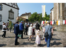 Fronleichnamsprozession durch die Straßen von Naumburg (Foto: Karl-Franz Thiede)